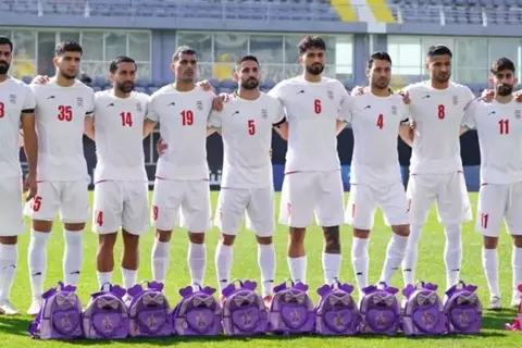 تخليدا لذكرى مذبحة الفتيات.. لاعبو إيران يحملون حقائب مدرسية قبل مباراة نيجيريا (صورة)